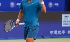 原创 
            卫冕冠军开门红！商竣程险胜晋级成都站第2轮，迎伤愈复出首胜