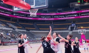 原创 
            换队首秀轰37+12！中国女篮2米01女版奥尼尔闪耀：宫帅该招进她？