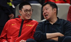 王治郅身份特殊无法全职进国家队 但他能帮就帮