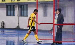 怒喷裁判染红！青岛西海岸对张呈栋处以三停处罚 罚款5万