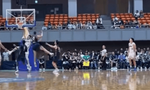 原创 
            首秀12分5篮板6助攻！张镇麟表现不错，上海男篮完成逆转