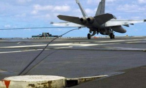 美国26吨预警机降落航母，阻拦索被拉断，8名士兵双腿被抽断