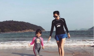 51岁郭羡妮近照曝光，脸颊离奇肿胀变正方形，屡传婚变引发热议