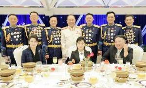 金正恩携女儿访华，女儿穿搭黑色西装太飒，脸蛋肉嘟嘟的很可爱