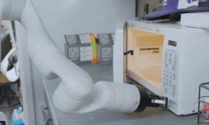 马斯克脑机接口公司重大突破，1.5秒快速植入电极，万人等待上脑