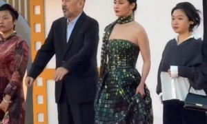 蒋勤勤金鸡奖红毯差点被绊倒，陈建斌牢牢扶住妻子