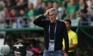 倒霉！国安主帅被本队球员解围误伤 伤口触目惊心