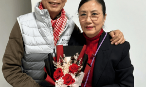 79岁老戏骨景区打工！年轻人：状态比我好！此前自曝4次患癌，已放弃化疗，分配好遗产