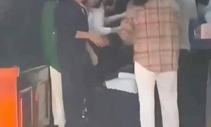 家长们跪成一排，学生蒙眼从背上踩过？教育局回应河南一中学举办活动引热议：正调查处理