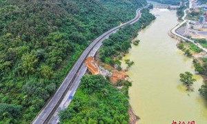广西百色高速公路塌陷未造成人员伤亡 仍在缓慢滑塌